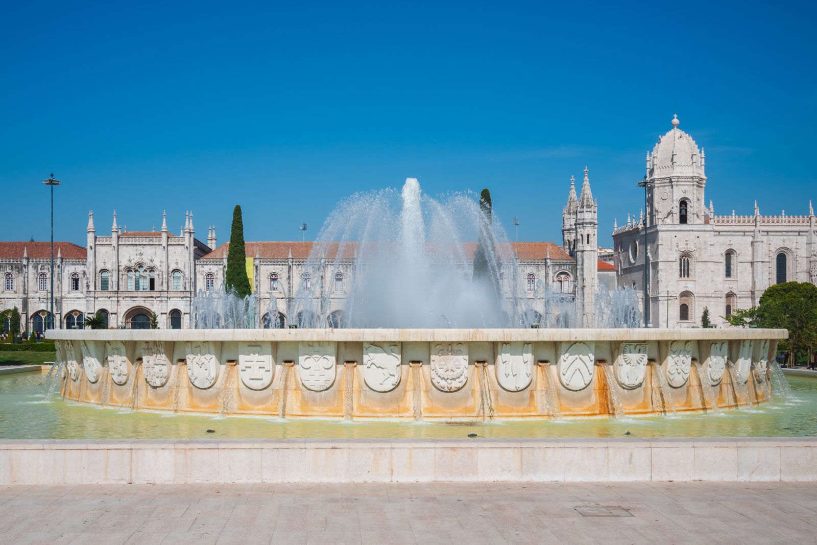 Fuente en el exterior del monasterio de los Jerónimos en Lisboa