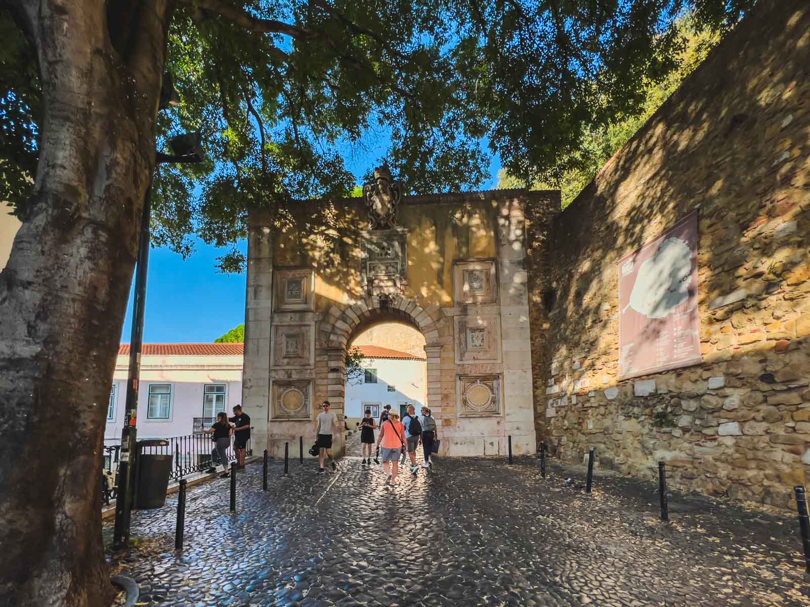 Entrada al Castelo de Sao Jorge en Lisboa, Portugal