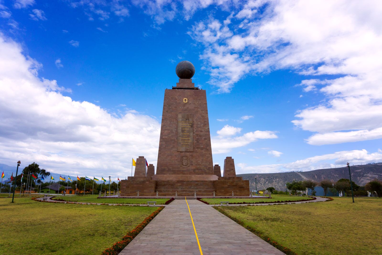 Las mejores cosas que hacer en Quito Monumento La Mitad del Mundo