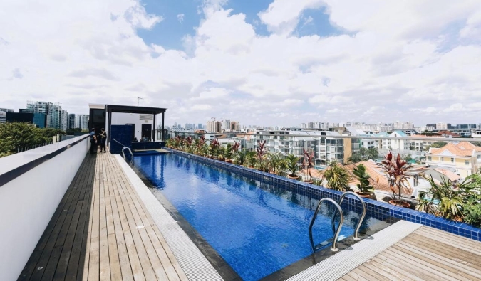 La infinita piscina del Santa Grand Hotel ofrece vistas a los edificios de Singapur.