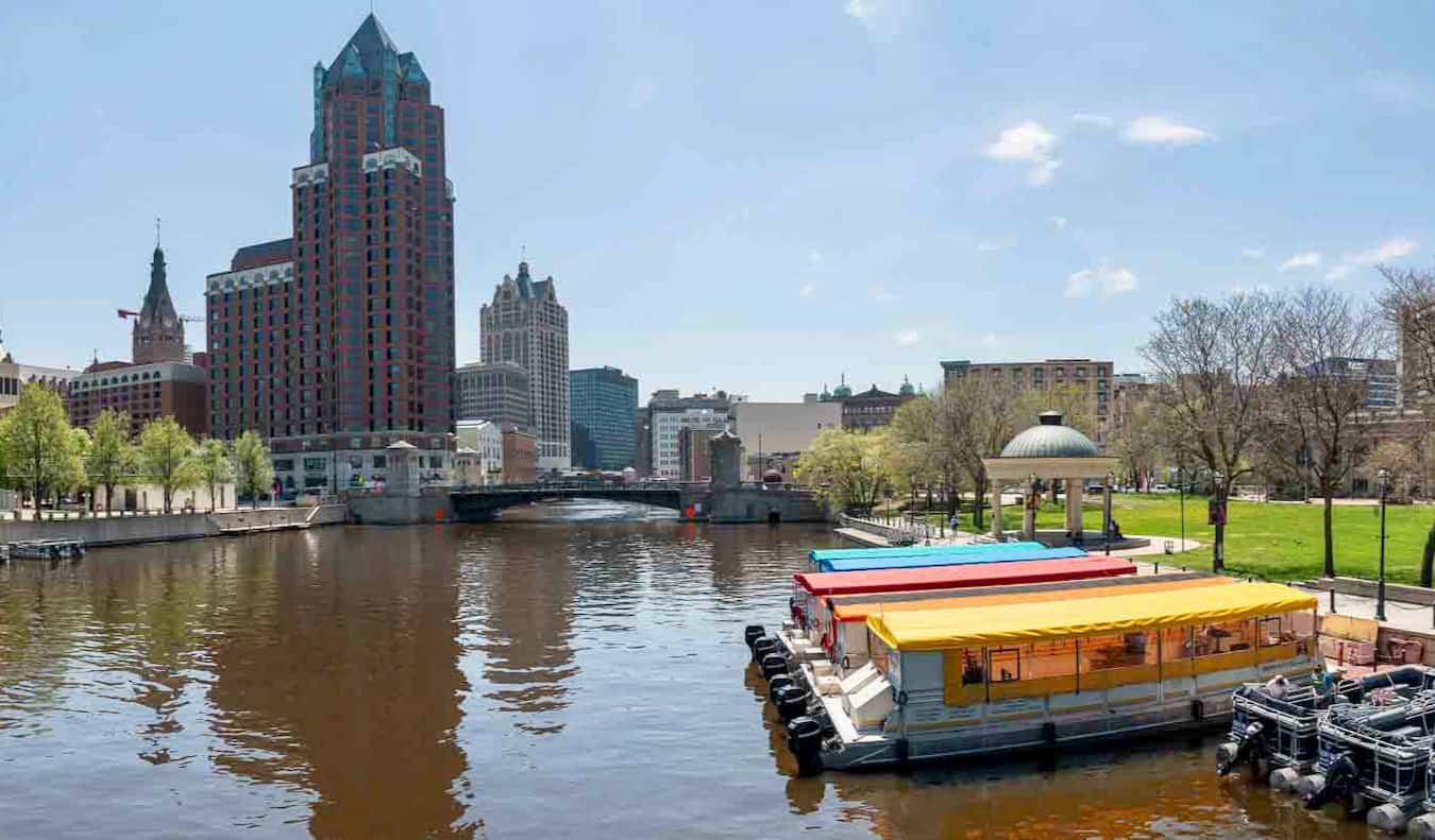 El relajante paseo fluvial a lo largo del río en Milwaukee, EE.UU.