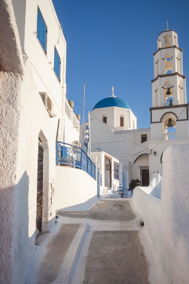 Calles encaladas de Pyrgos Santorini