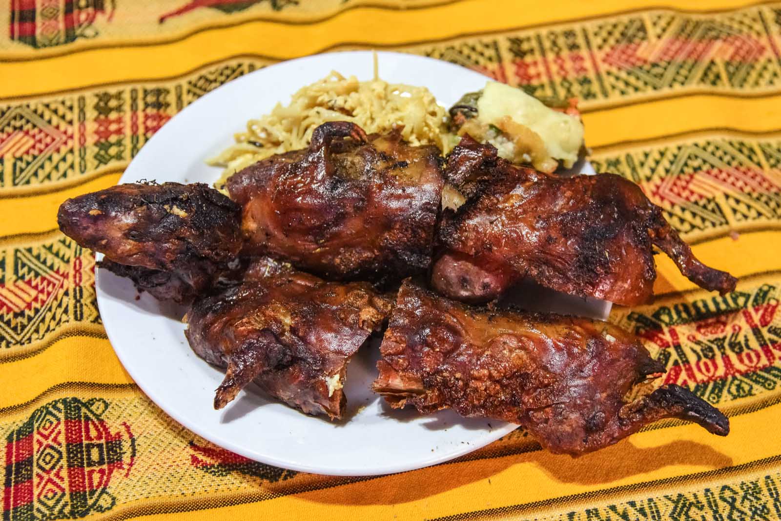 Comida tradicional ecuatoriana Conejito de indias frita