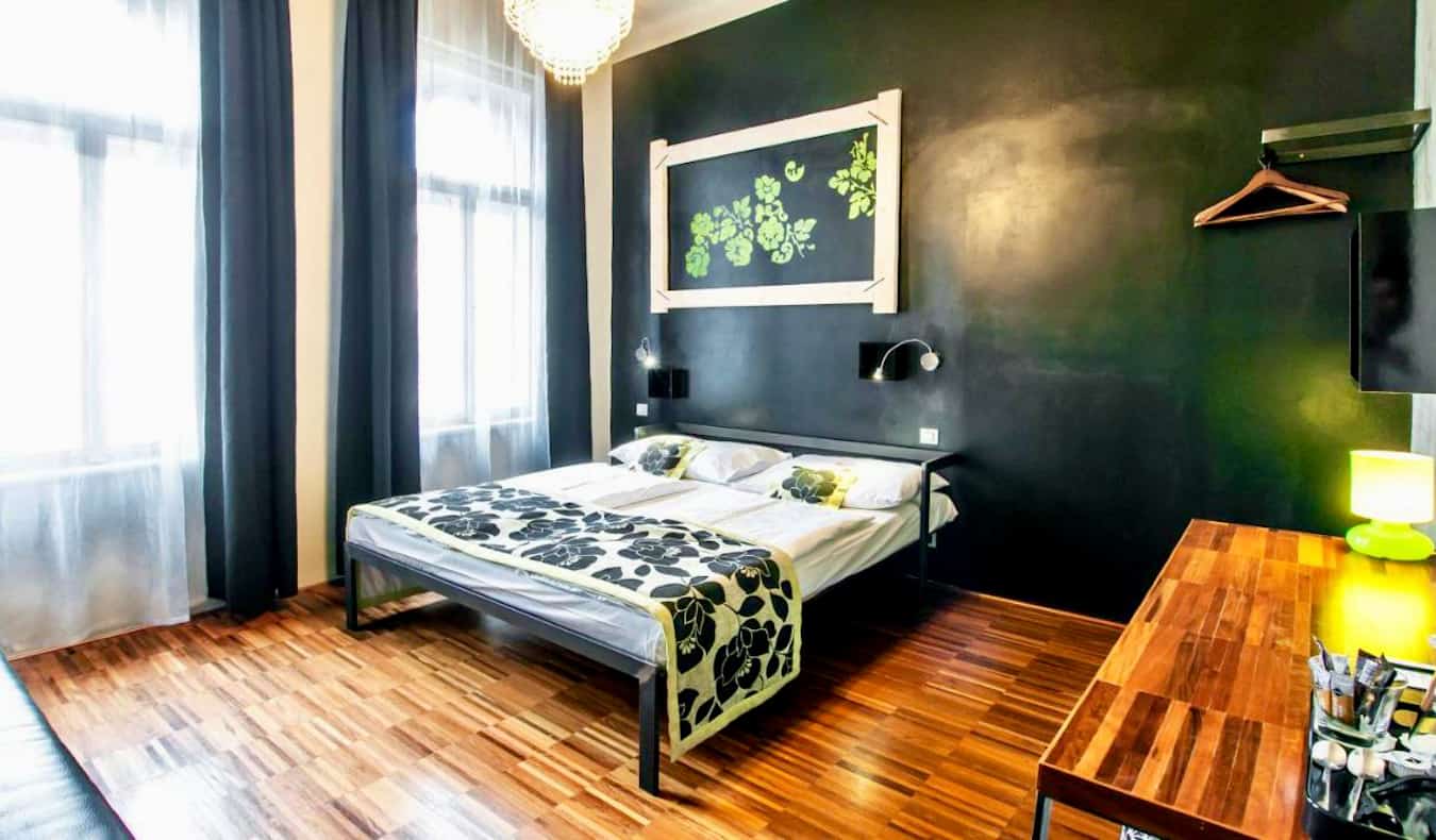 Una habitación de hotel sencilla pero cómoda con paredes oscuras en el Czech Inn de Praga, Checa