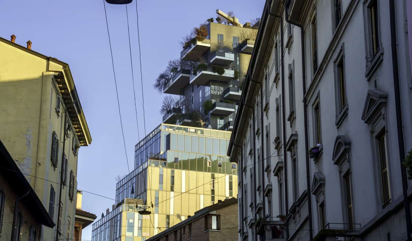 Edificios antiguos juntos cerca de un rascacielos altísimo en el barrio de Isola de Milán, Italia