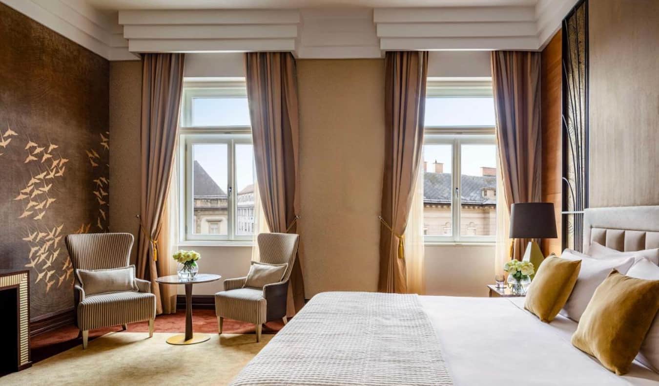 Una habitación de hotel enorme y lujosa en el hotel Anantara NY Palace en Budapest, Hungría