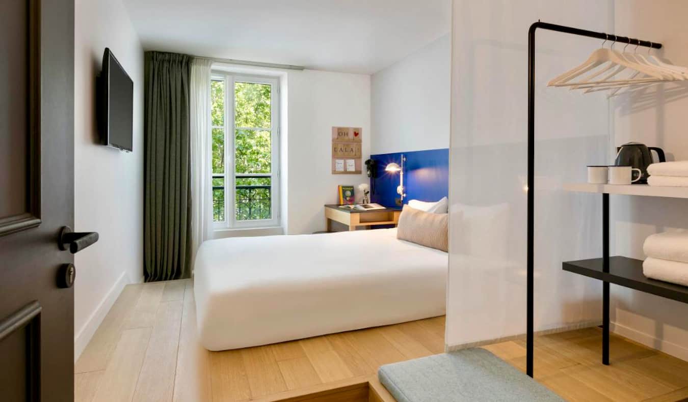 Una habitación de hotel limpia, moderna y cómoda en el hotel Oh La La de París, Francia