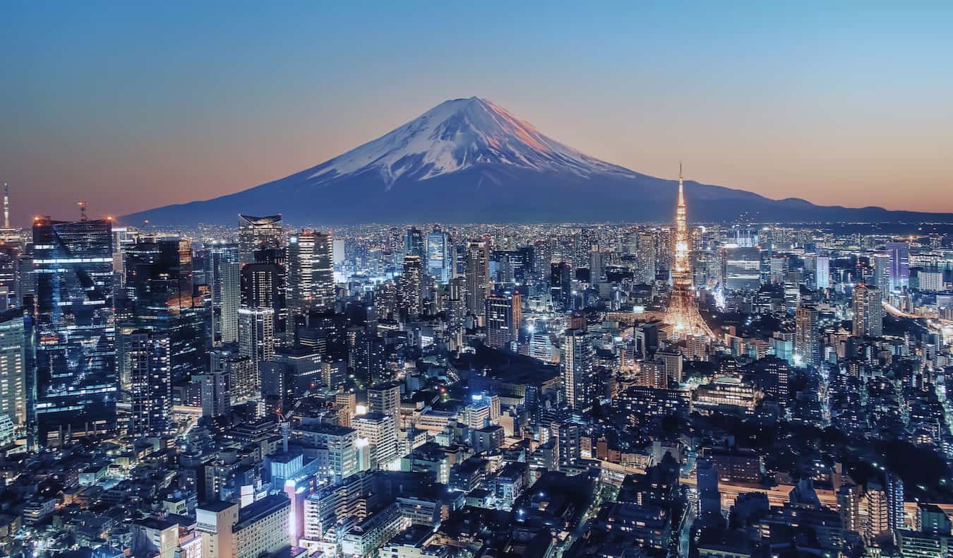 El extenso horizonte de Tokio, Japón, se iluminaba por la noche con el monte Fuji a la distancia