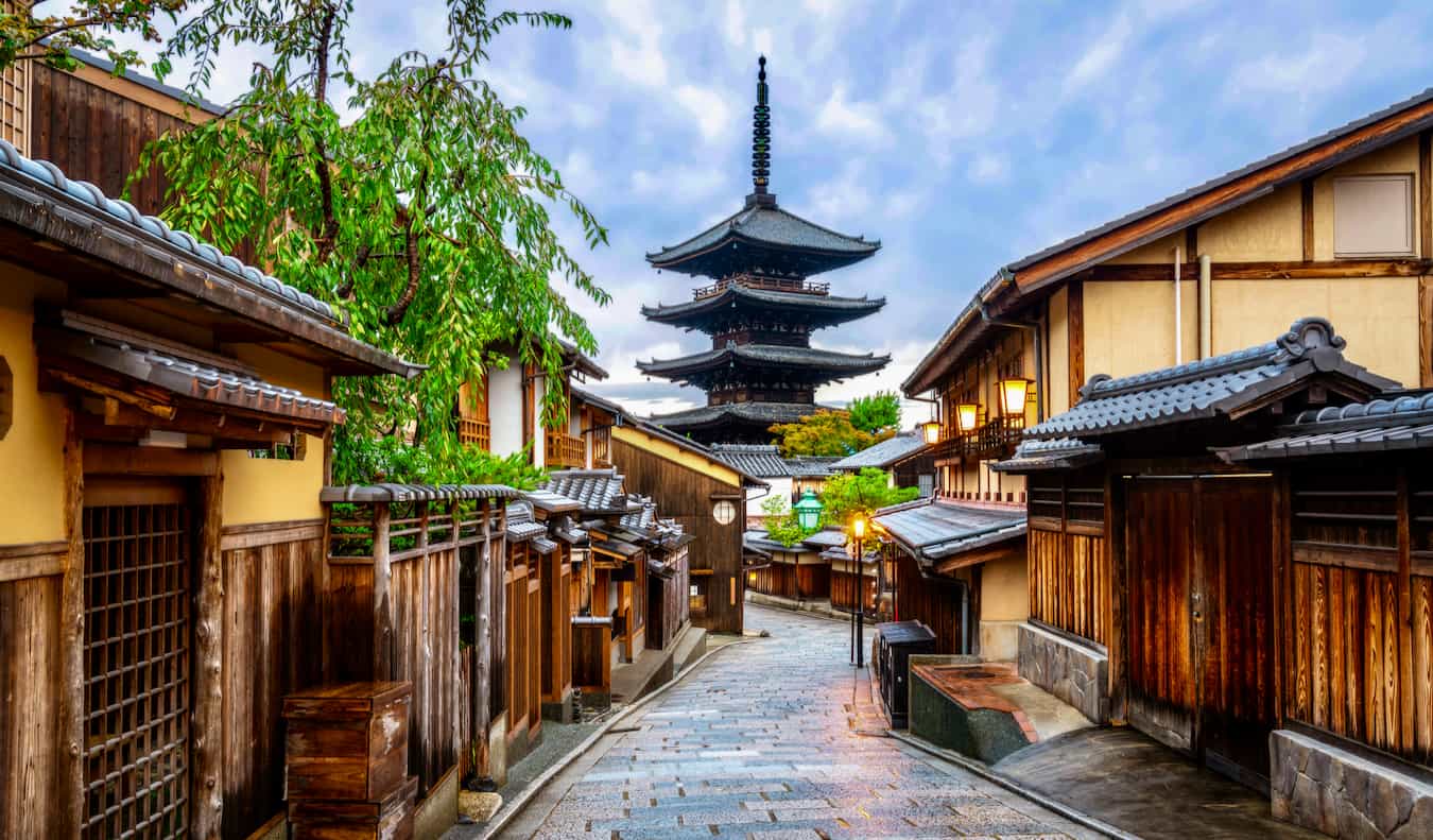 Una calle estrecha y sinuosa en la histórica Kyoto, Japón