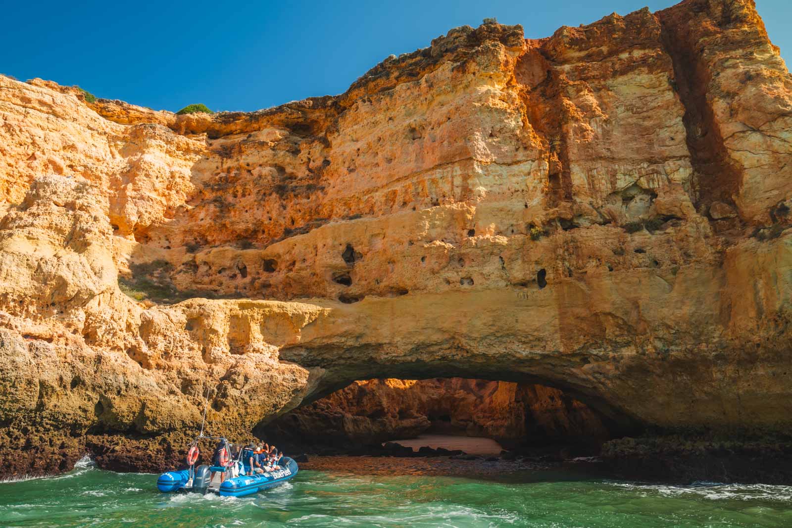 Visita a la cueva de Benagil en el Algarve, Portugal