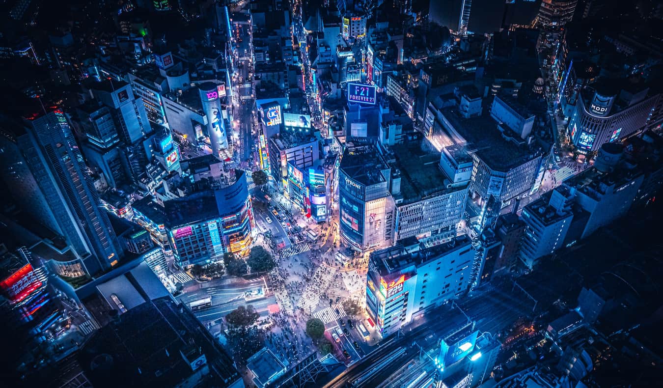 las concurridas calles de Tokio por la noche en el bullicioso Shibuya Crossing