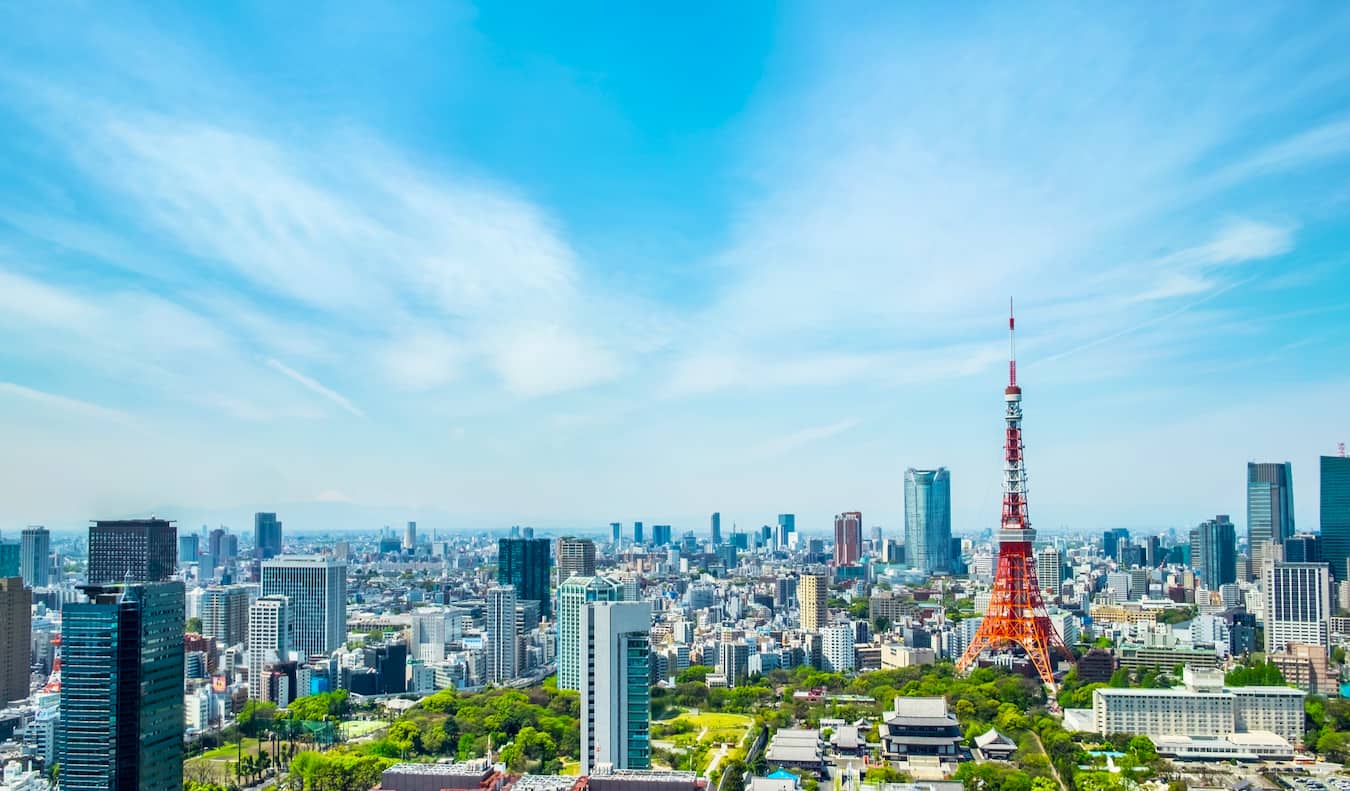 La Torre de Tokio en Tokio, Japón en un día de verano luminoso y soleado