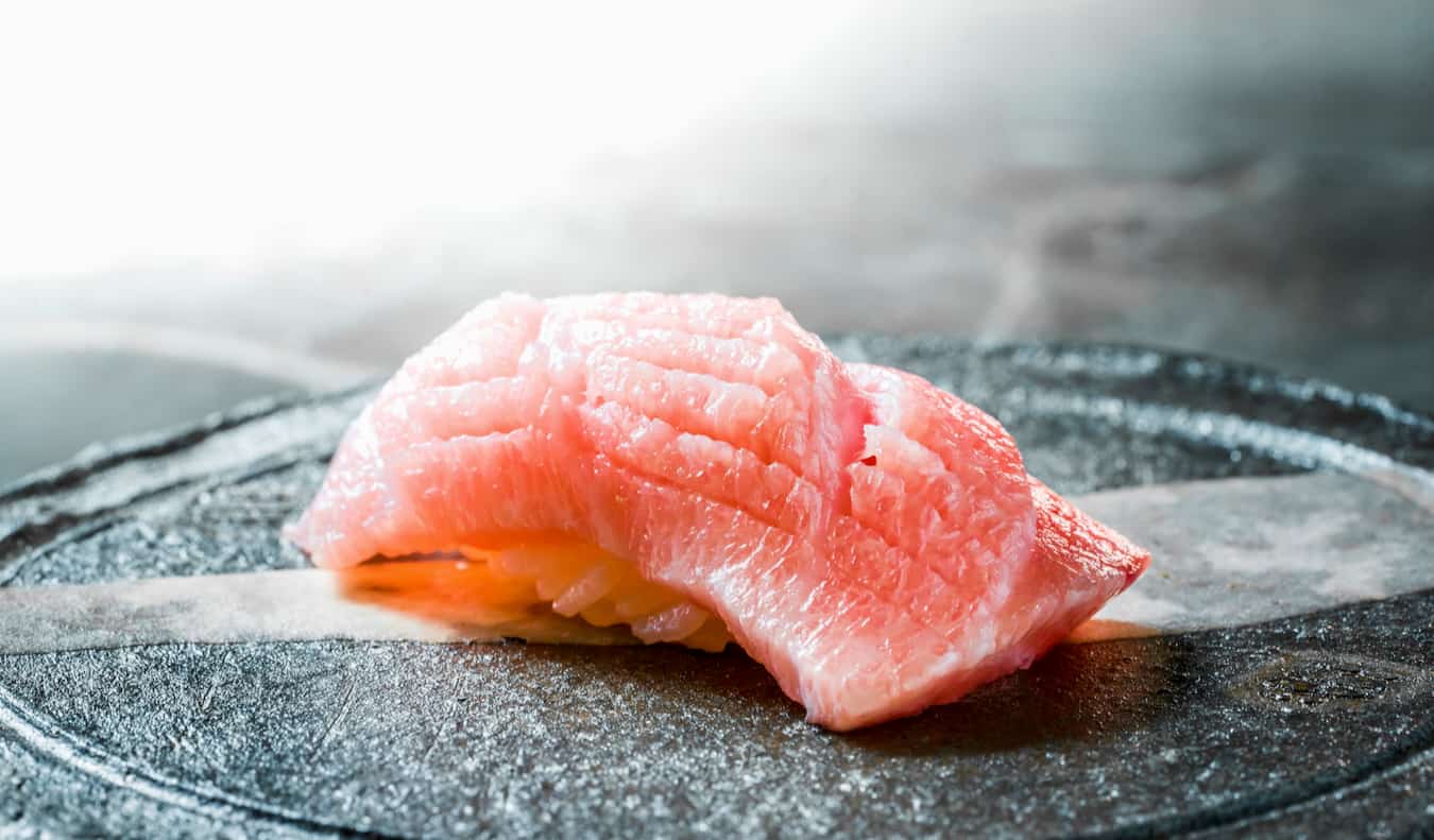 Sushi fresco en Tokio, Japón en un plato esperando para ser comido