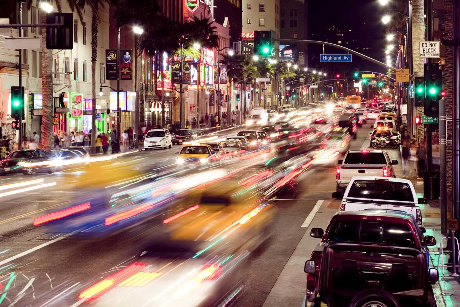 Hollywood Blvd por la noche en West Hollywood LA