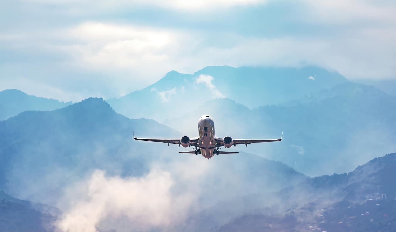 Un gran jet comercial que vuela por el cielo azul brillante mientras despega