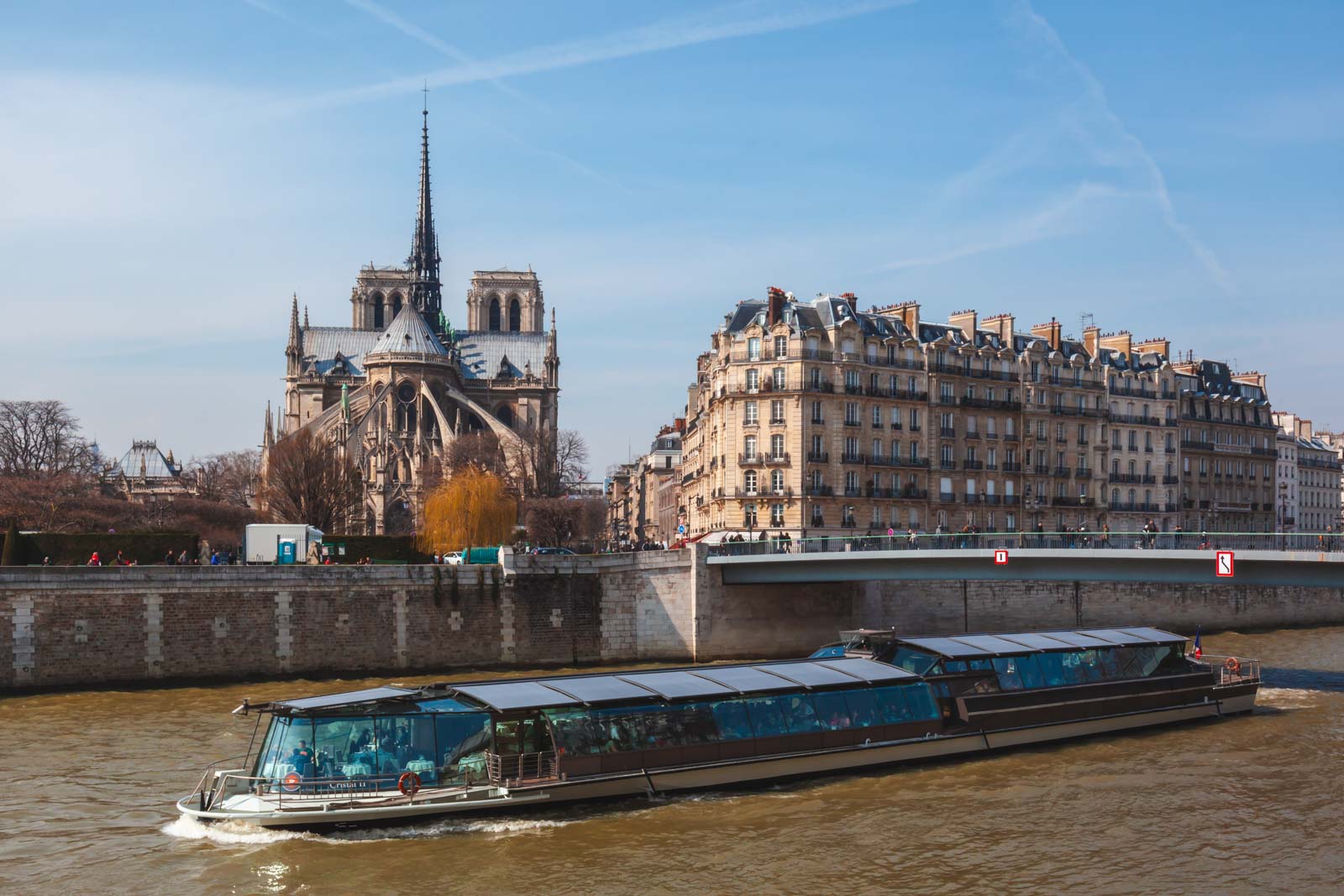 Un crucero fluvial por delante de la Torre Eiffel.