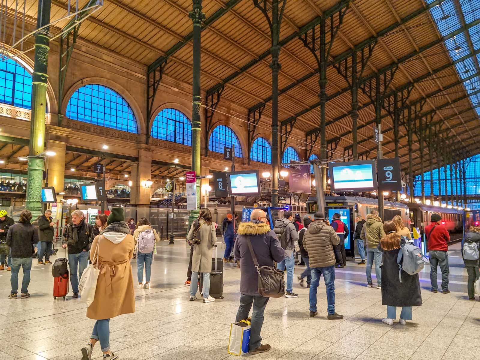 Gente caminando en los andenes de la estación de Gare du Nord de París