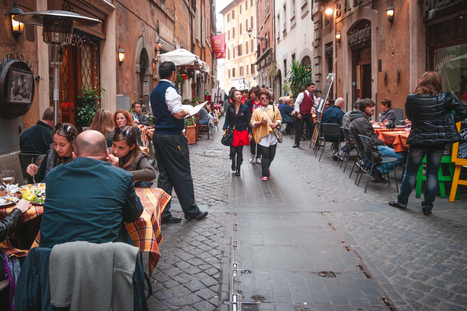 Calles de paseo en el Centro Histórico de Roma