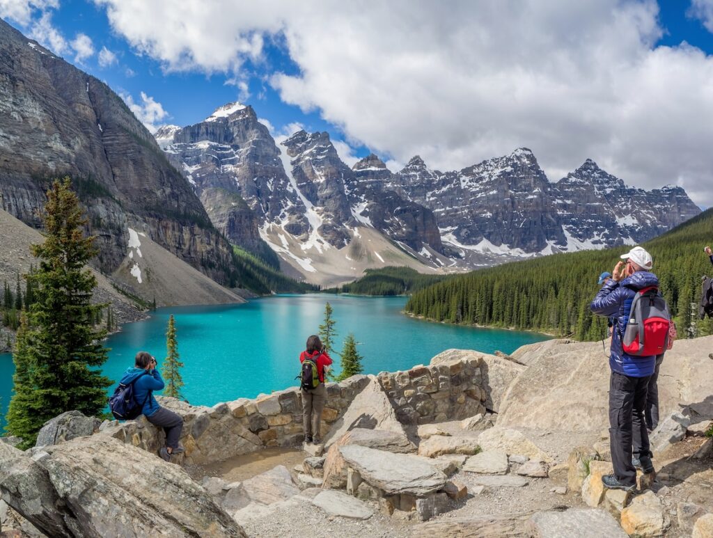 Como las aguas turquesas del lago Moraine están cautivando a los viajeros