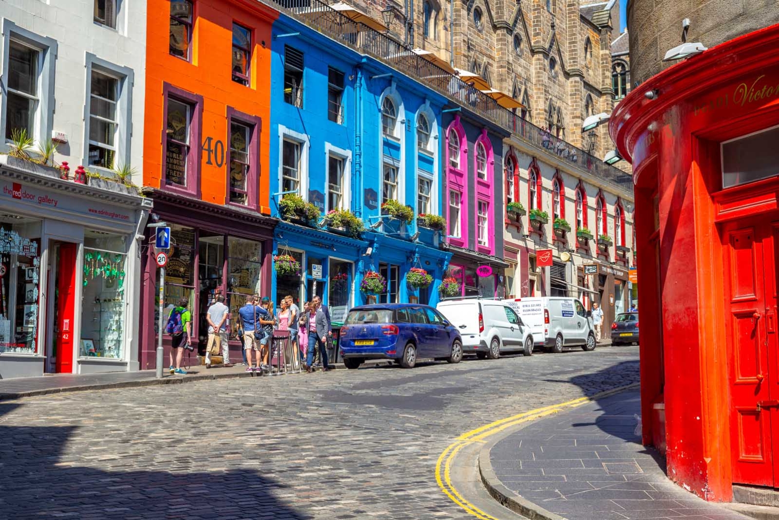 Victoria Street en el casco antiguo Barrio del casco antiguo de Edimburgo