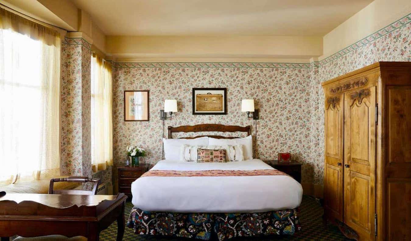 Una acogedora habitación B&B en el encantador hotel Petite Auberge de San Francisco, Estados Unidos