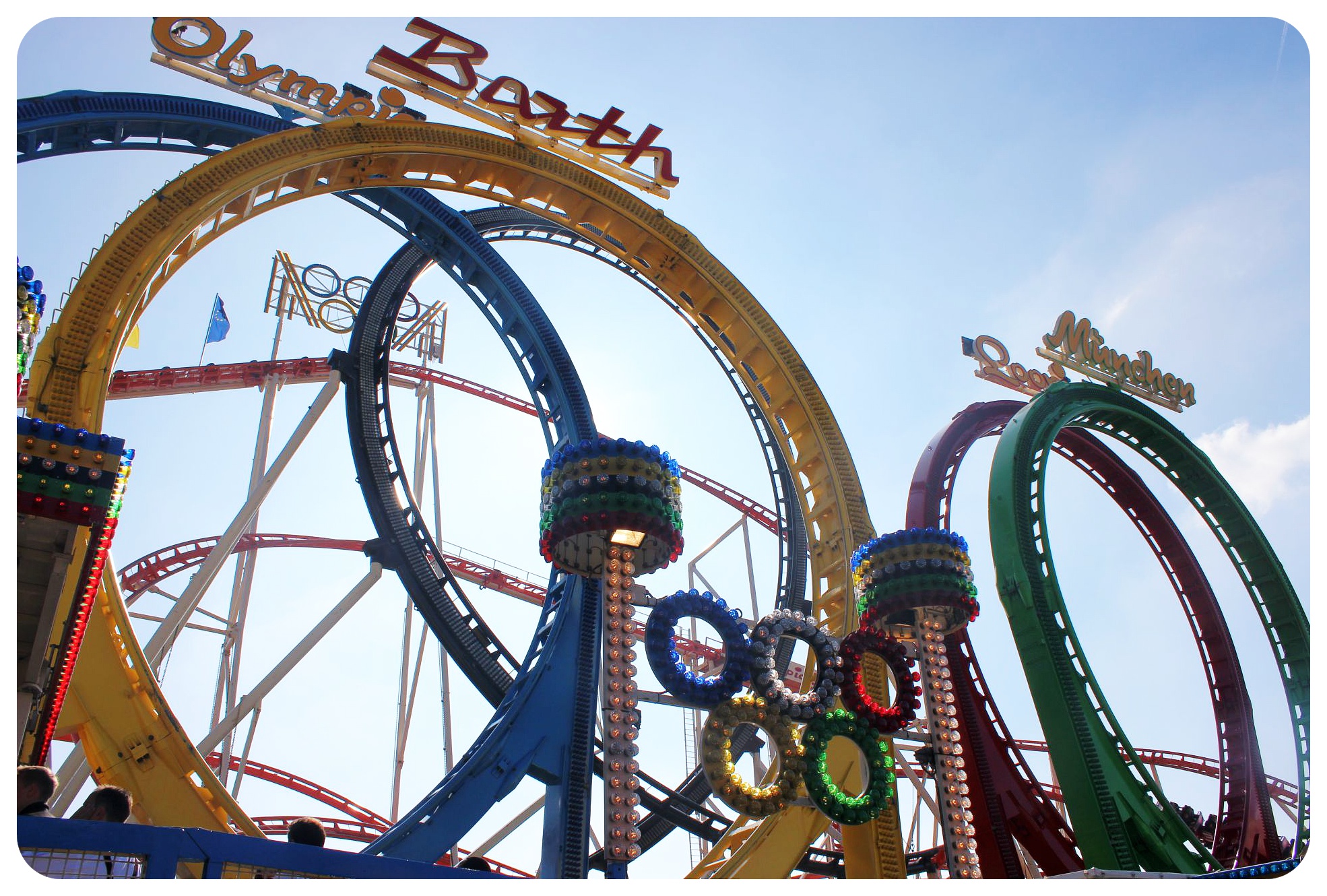 montaña rusa de los anillos olímpicos del oktoberfest