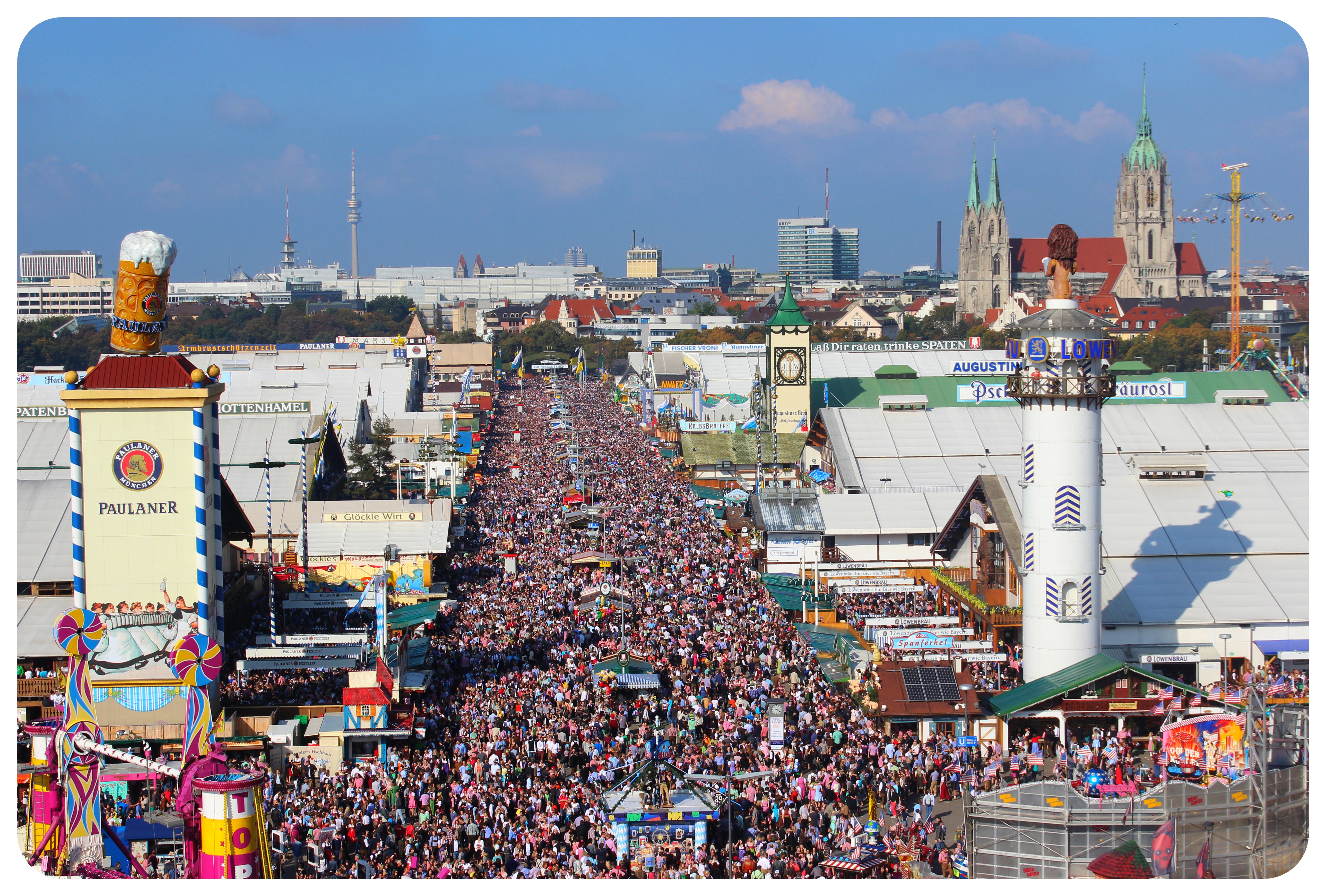 multitudes y tiendas del oktoberfest