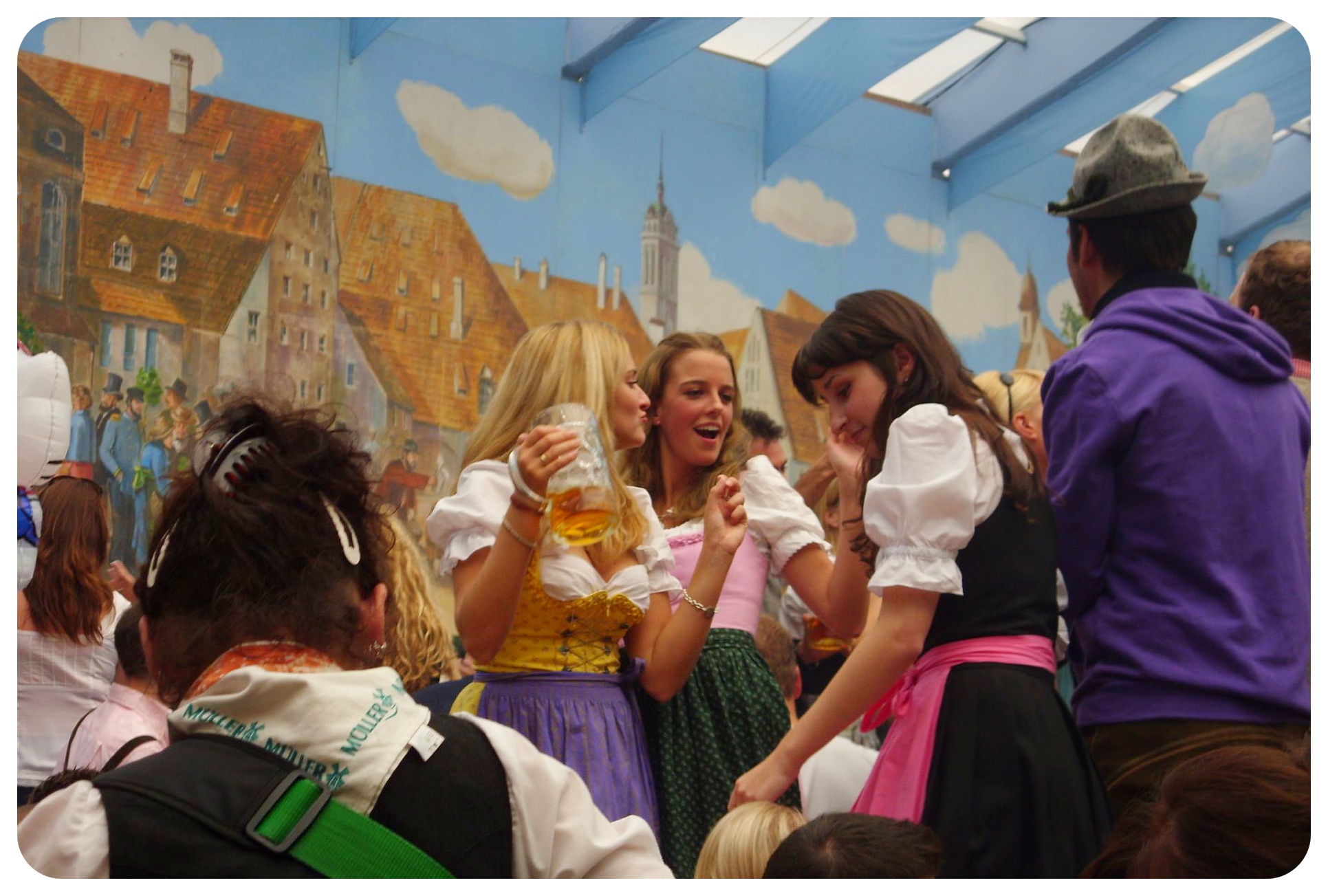 chicas que bailan el oktoberfest