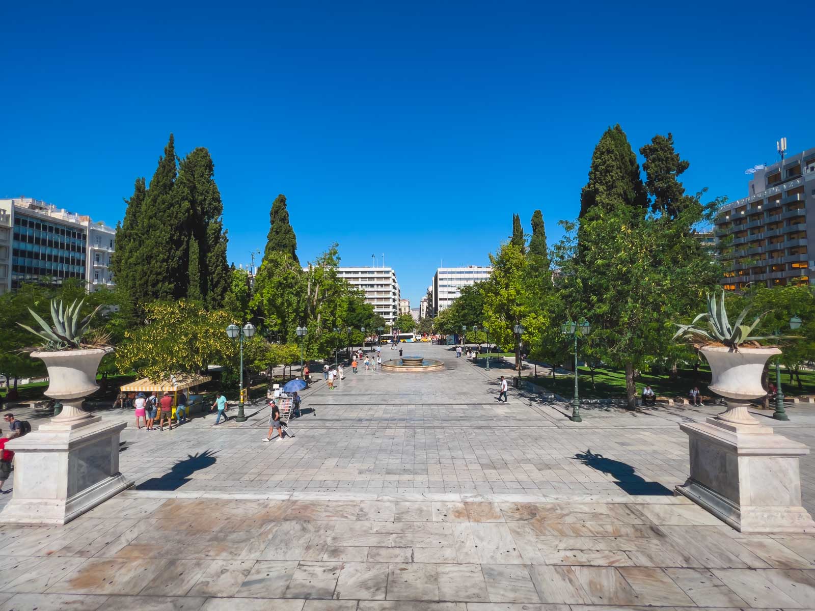 Mirando la plaza Syntagma de Atenas