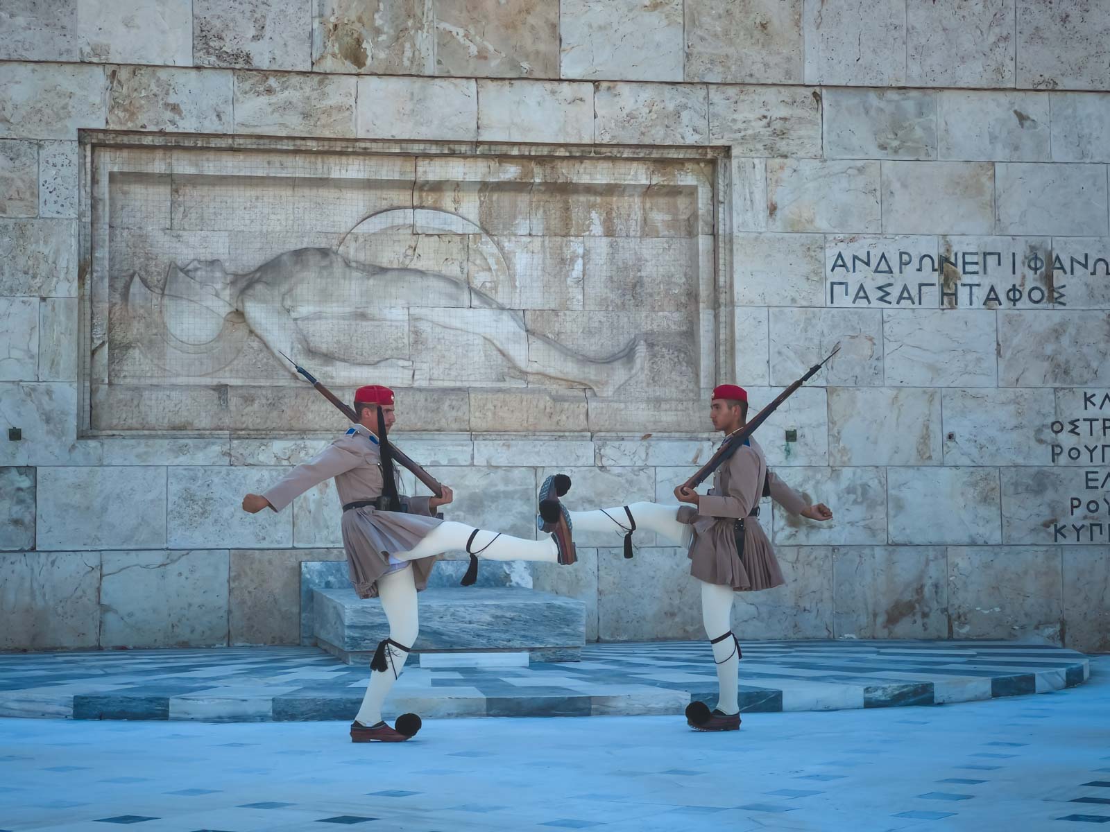 Cambio de guardia en Atenas