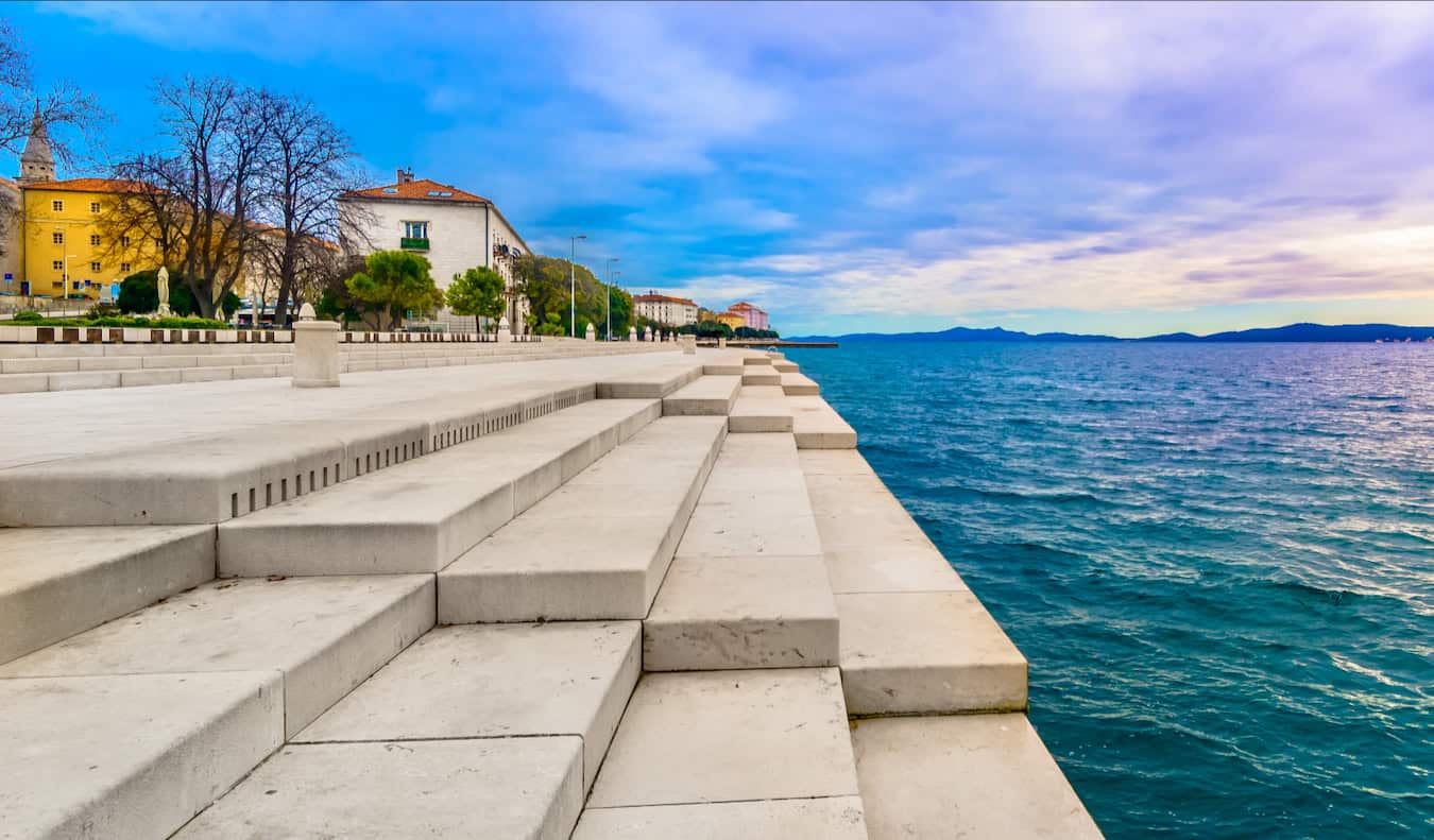 Los largos pasos de piedra a lo largo de la costa de Dalmacia de Zadar en Croacia