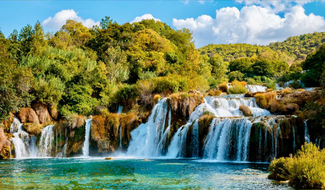 Las preciosas cataratas de Krka en un parque nacional de Croacia, rodeadas de una vegetación exuberante