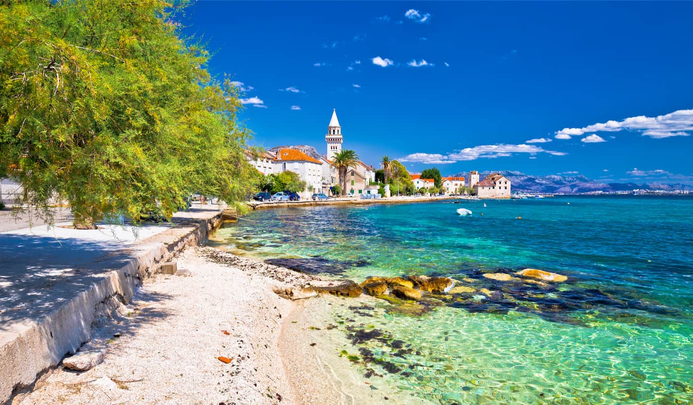 El impresionante litoral de Split, Croacia en un hermoso día soleado