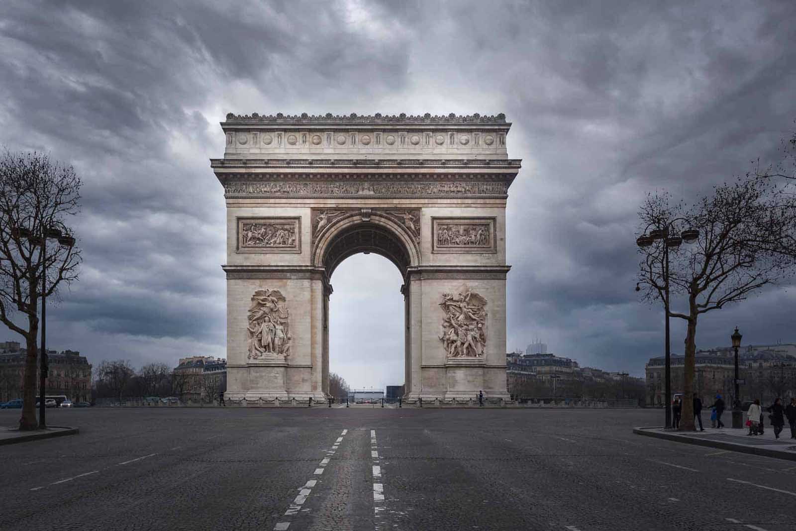 donde alojarse en París avenue des champs elysees