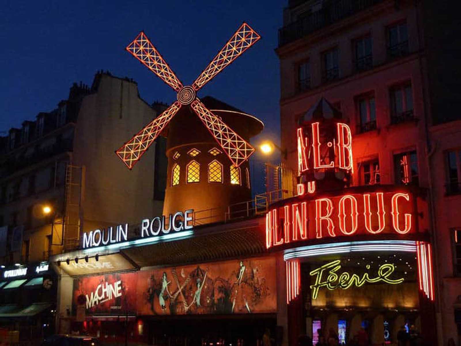 donde alojarse en París moulin rouge