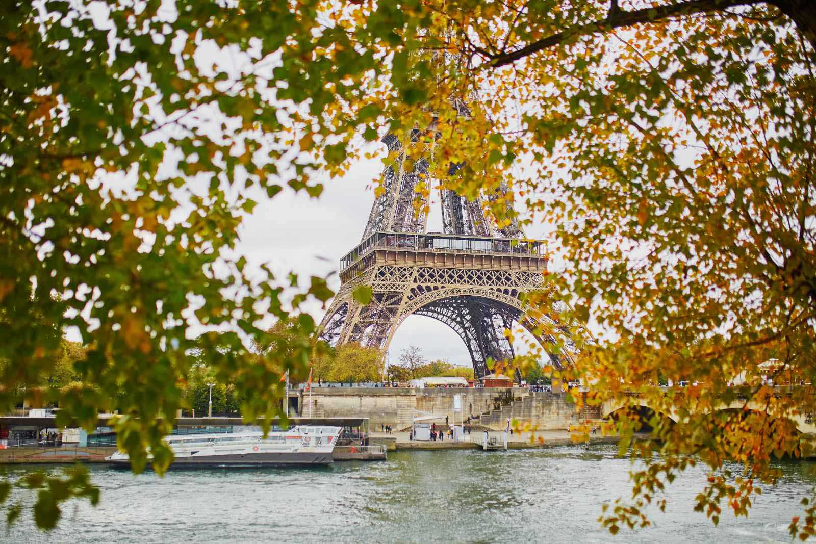 donde alojarse a la vista de la torre eiffel de París