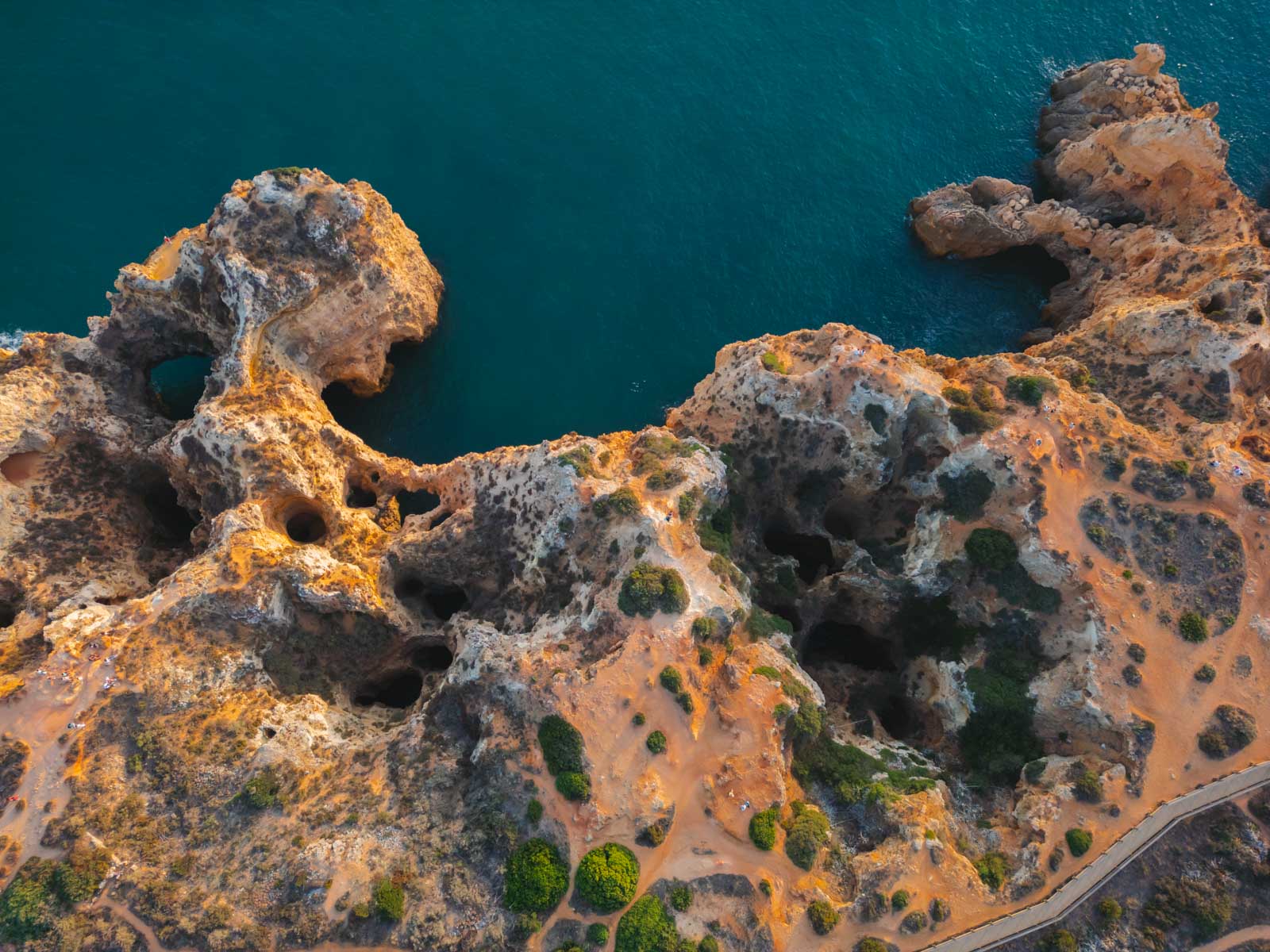 Escenas animadas del puerto deportivo en la Praia da Marinha.