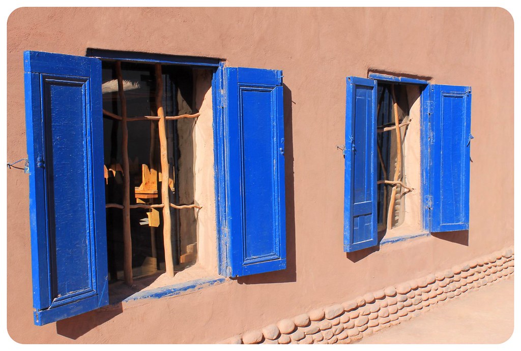 casa san pedro de atacama con ventanas azules