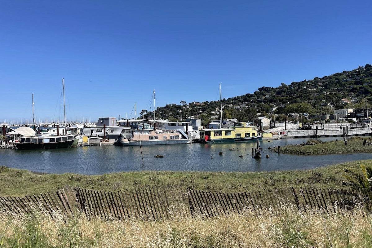 Vista de las casas flotantes desde la playa de Sausalito