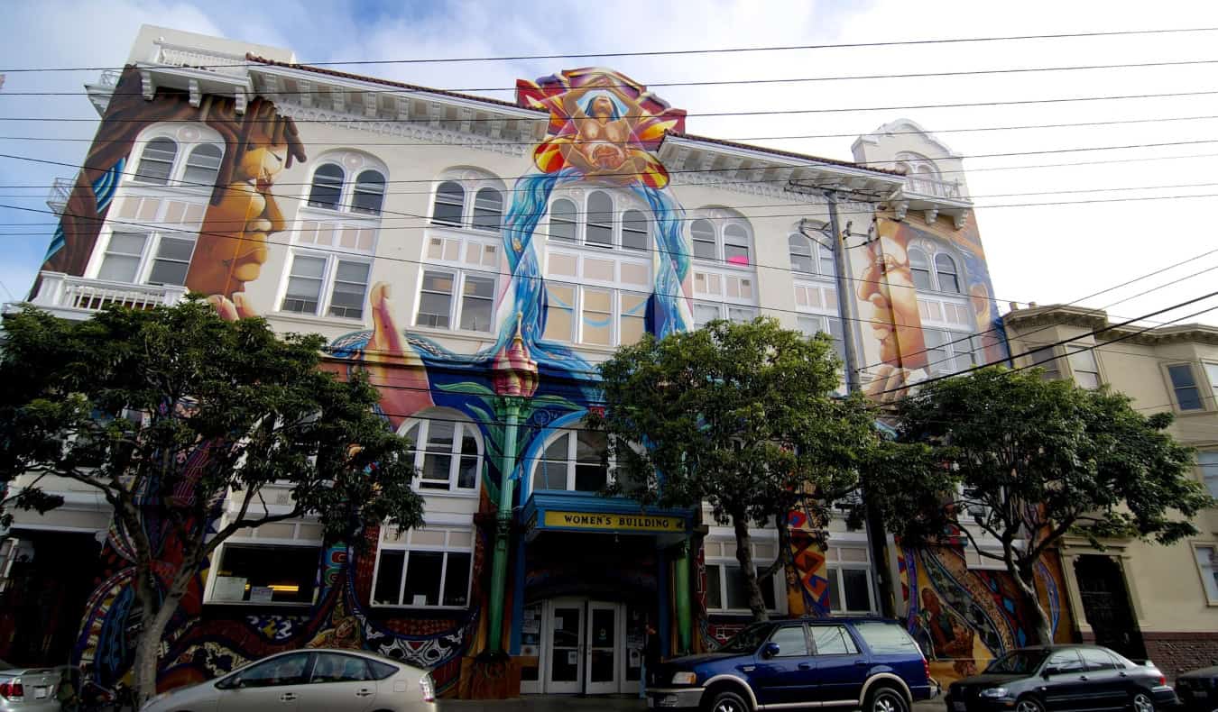 Un edificio decorado con un gran mural en el Mission District de San Francisco, EE.UU.