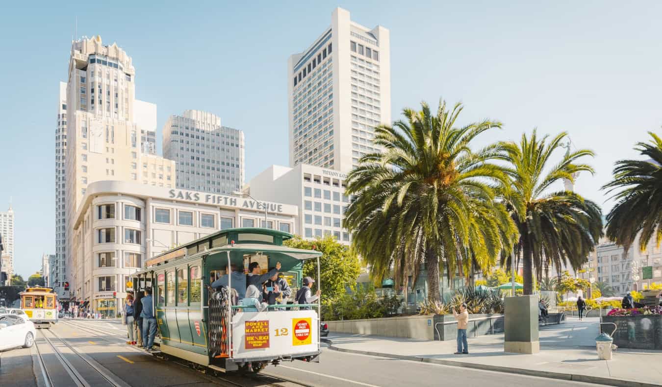 Un teleférico pasa por delante de Union Square en San Francisco, EE.UU.