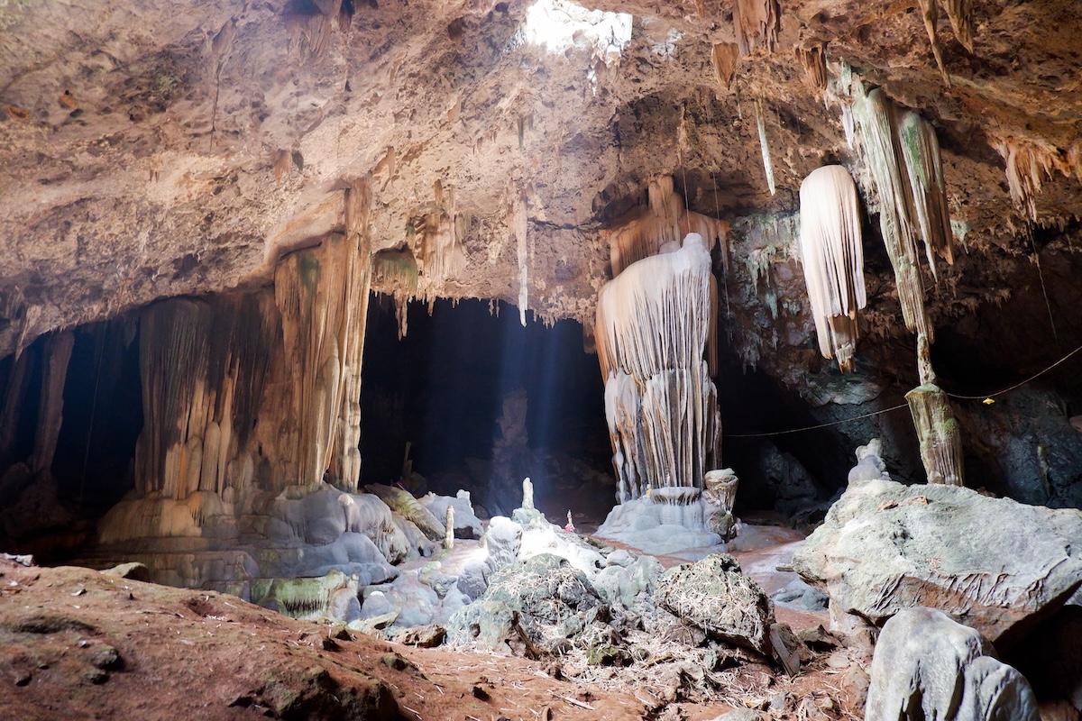 Dentro de la cueva, estalagmita