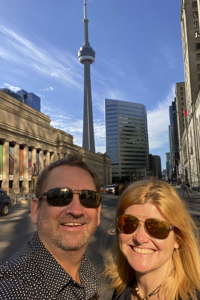 un día en Toronto frente street con la torre cn