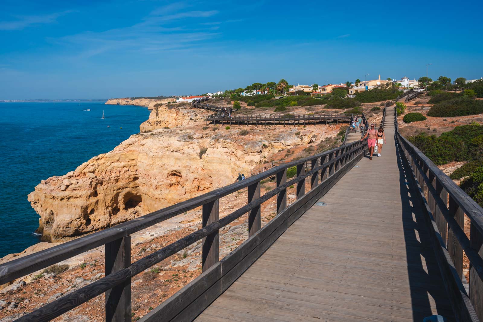 Paseo marítimo en Algar Seco en Algarve, Portugal