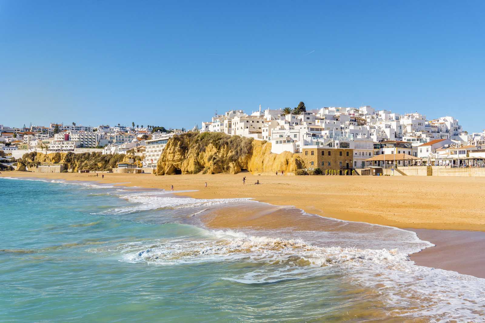 Playa de arena de Albufeira en Algarve, Portugal