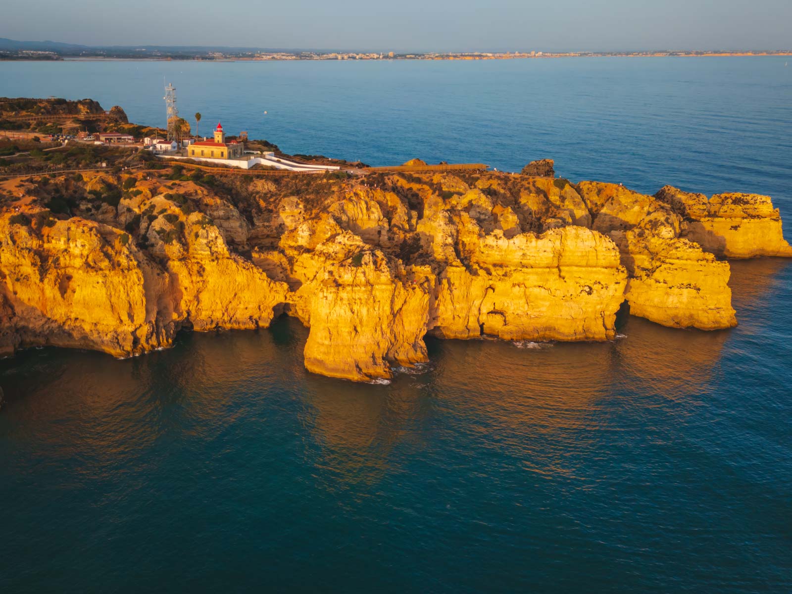 Puesta de sol de Ponta Da Piedade en Algarve, Portugal