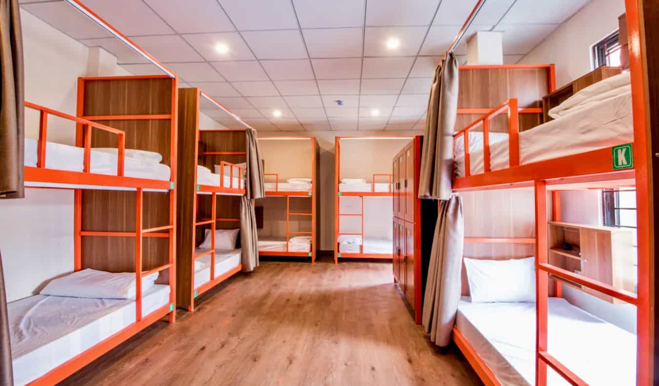 Un dormitorio de albergue enorme y espacioso en el Hanoi Buffalo Hostel en Hanoi, Vietnam