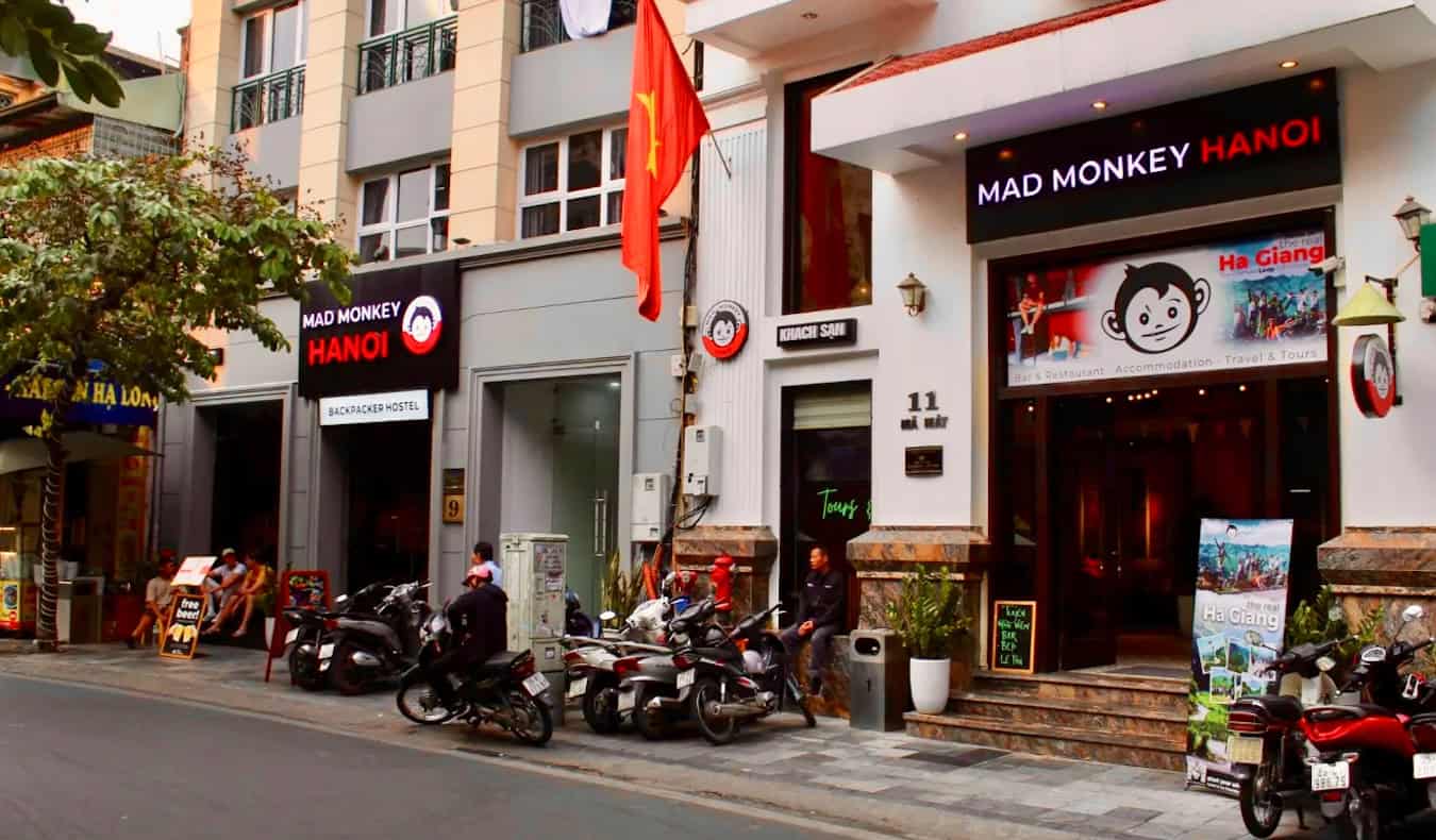 El exterior concurrido del albergue de fiesta Mad Monkey en Hanoi, Vietnam