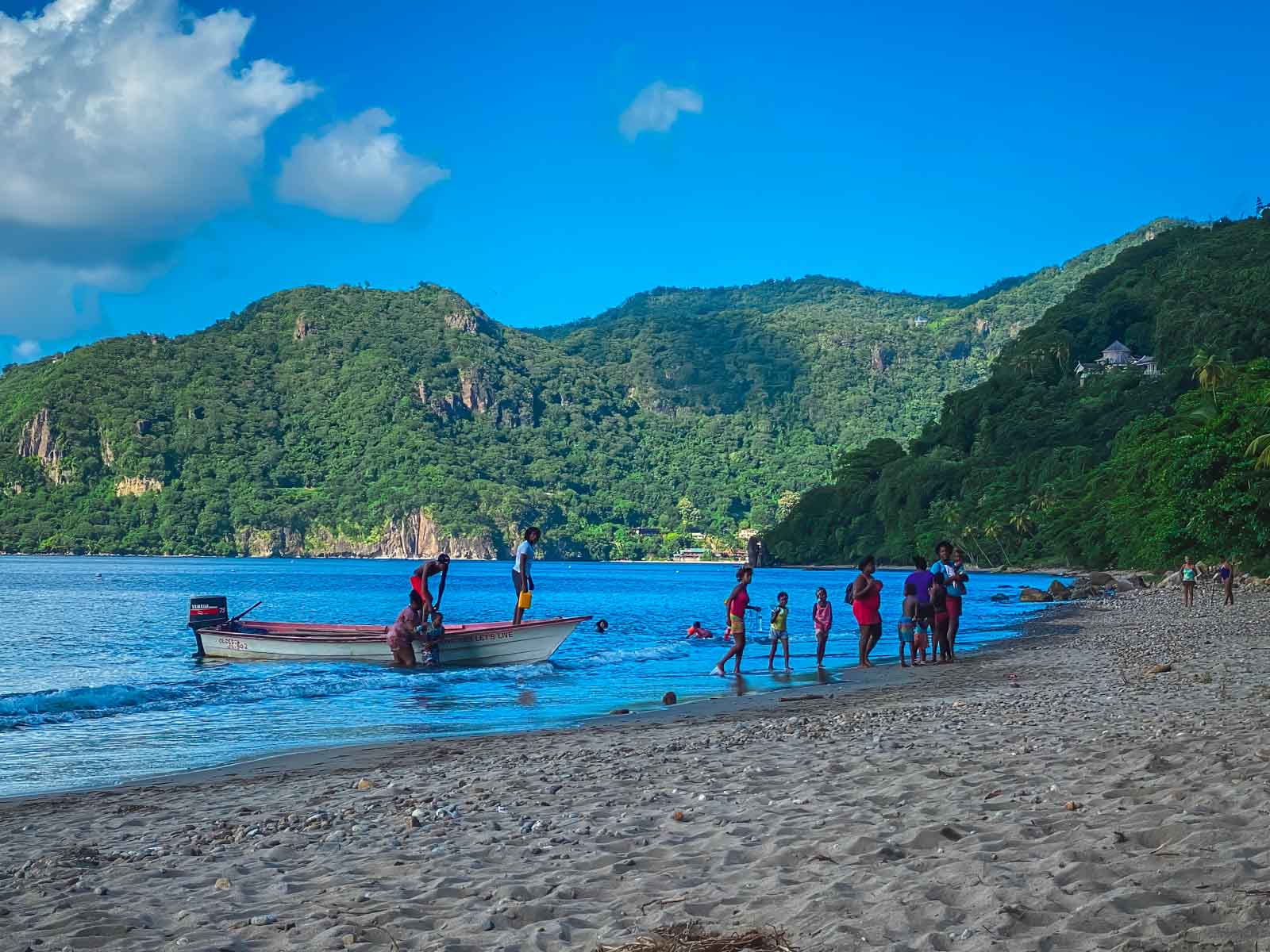 Viajeros disfrutando de bellas playas en Santa Llúcia.