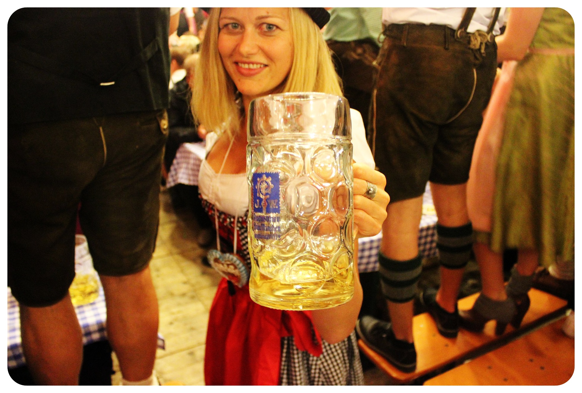 dani con cerveza oktoberfest